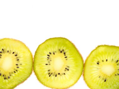 Beyaz arkaplanda kivi dilimleri