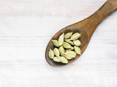 Kaşık köşesinde baharat yeşili kakule (Elettaria kakule)