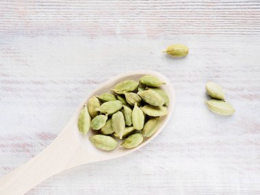 Kaşık köşesinde baharat yeşili kakule (Elettaria kakule)