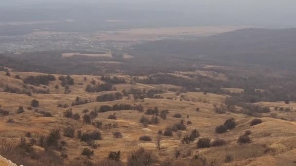 Bergtäler Mit Gelbem Herbstgras Überwachsen Mit Seltenen Bäumen Russland Kaukasus — Stockvideo