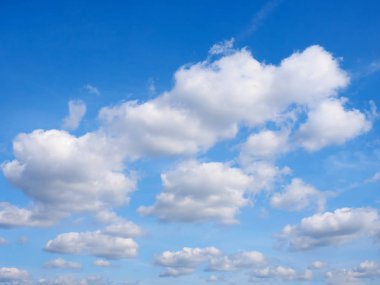 Mavi arkaplanda beyaz bulutlar