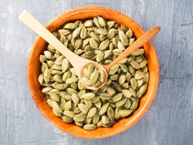 Bambu kabında baharat yeşili kakule (Elettaria kakule)