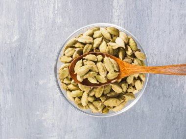 Şeffaf kâse içinde baharat yeşili kakule (Elettaria kakule) 