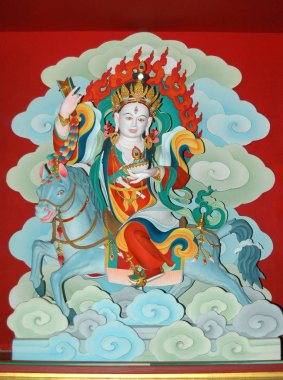 Üç gözlü bir Tibet tanrısı olan kutsal duvar resimleri. 