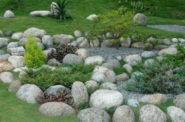 Katmandu 'da bir Tibet manastırında yeşil bitkiler ve taşlar.