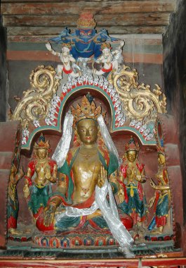 Efsanevi mavi b 'li Tibet altın rengi bir tanrının heykeli.
