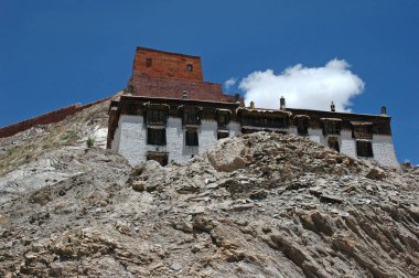 Dağın tepesindeki küçük Tibet manastırı.