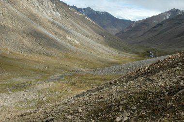 Kailash dağındaki yeşil vadi deniz seviyesinden 5670 metre yukarıda, Ti