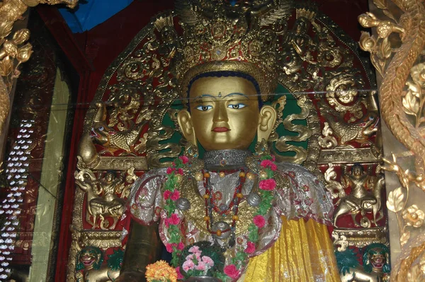 Buddha szobor színes ruhákban egy tibeti kolostorban — Stock Fotó