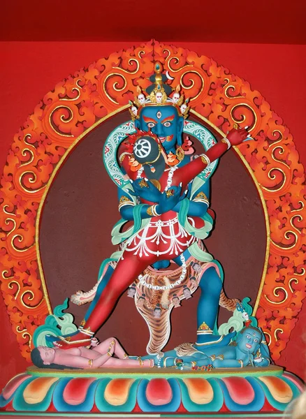 Tibetische Gottheit Chakrasamvara auf rotem Hintergrund in der tibetischen Mon — Stockfoto