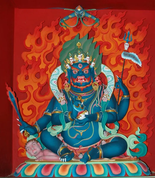 A kék tibeti istenség négy karral egy katmandui kolostorban. — Stock Fotó