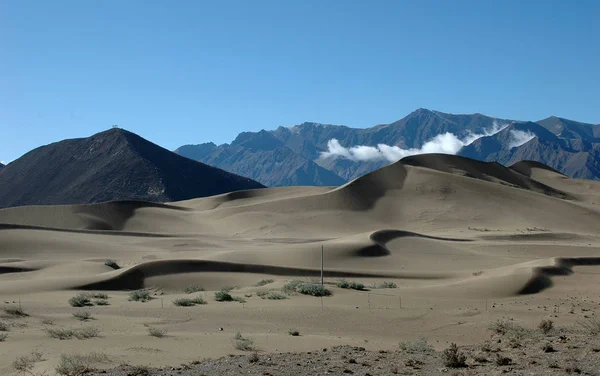 Tybetański krajobraz górski, błękitne niebo i rzadka roślinność — Zdjęcie stockowe