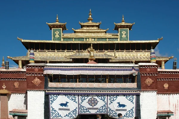 A Samye kolostor bejárati kapuja Lhásza külvárosában, Tibetben, — Stock Fotó
