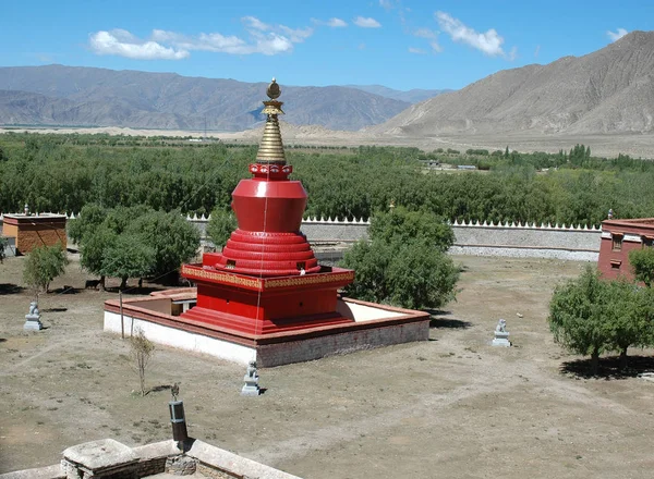 Estupa vermelho no mosteiro tibetano Samye no subúrbio de Lhasa, Tib — Fotografia de Stock