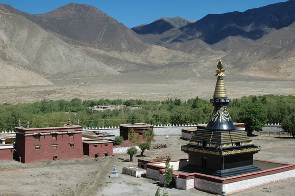 Svart stupa i Samye tibetanska klostret i förorten Lhasa, T — Stockfoto