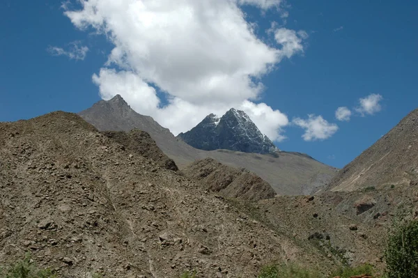 Tibetaanse bergen tegen de blauwe lucht en wolken — Stockfoto