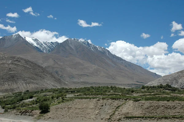 Valle del Tíbet con altas montañas y vegetación verde —  Fotos de Stock