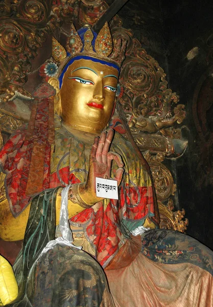 Antica grande statua di Buddha con un volto d'oro in un monastero in T — Foto Stock