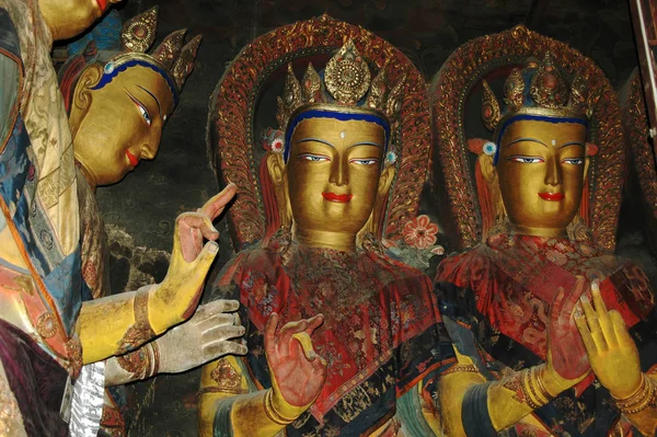Sochy Bodhisattva v tibetském klášteře — Stock fotografie