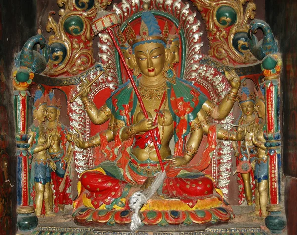 Statua di una divinità tibetana in un monastero tibetano nella città di — Foto Stock