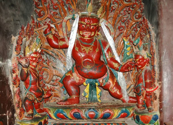 Socha červeného tibetského božstva v klášteře v Tibetu — Stock fotografie