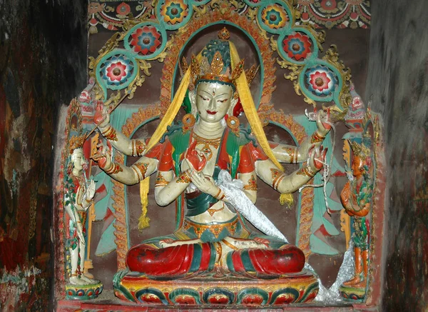 Statua della divinità tibetana bianca con sei braccia in un monastero in Tibet — Foto Stock