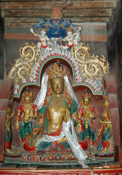 Estatua de una deidad tibetana de color dorado con un mítico azul b —  Fotos de Stock