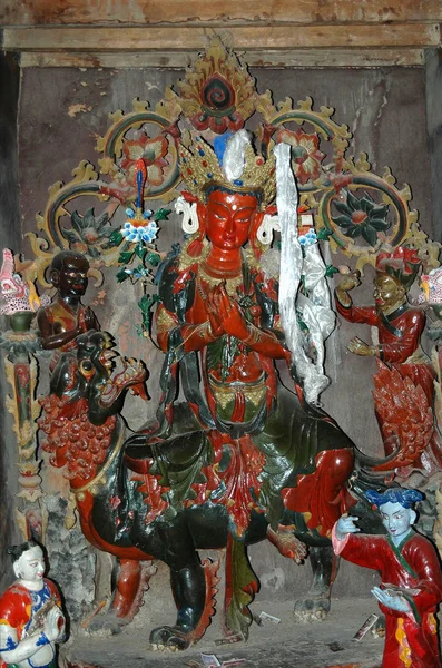 Červená tvář tibetské božstvo socha v tibetském klášteře — Stock fotografie