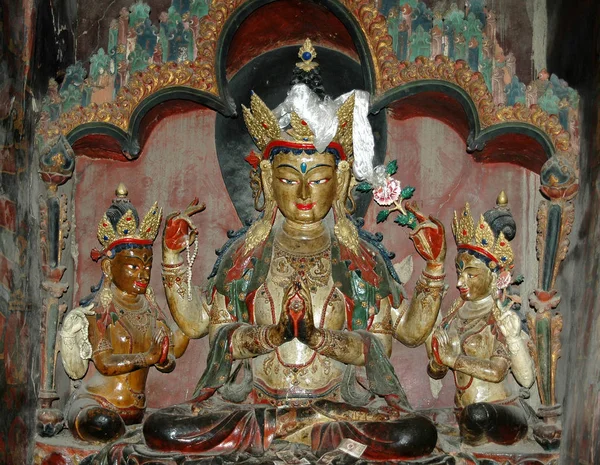 Trzy święte posągi w pozycji lotosu w klasztorze tybetańskim — Zdjęcie stockowe