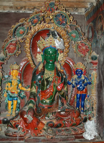 Antigua estatua sagrada de la deidad verde Tara en un monasterio tibetano —  Fotos de Stock