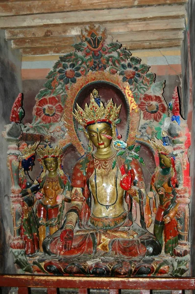 Antigua estatua sagrada de una deidad femenina tibetana en un monasterio i — Foto de Stock