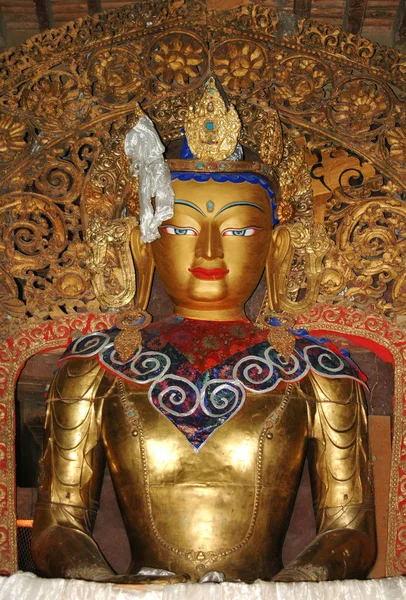 Statua di Buddha di colore dorato in un monastero tibetano — Foto Stock