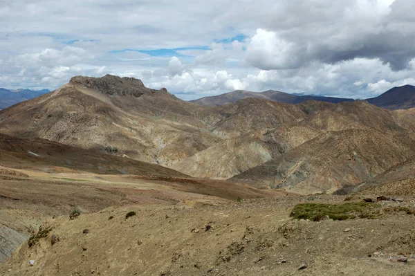 Tibetská krajina s hnědými horami a mraky — Stock fotografie