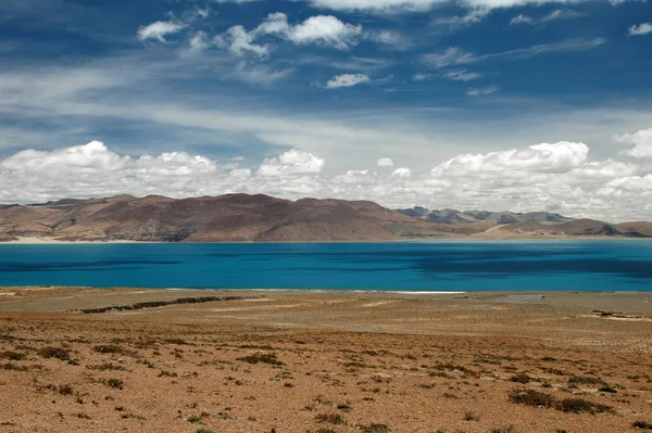 Tibet 'teki turkuaz suyu ile gölün arka planında — Stok fotoğraf