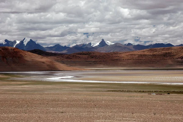 Grandes montañas del Tíbet y el lago —  Fotos de Stock