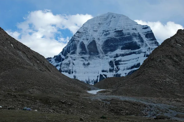 Montaña sagrada pico Kailash contra nubes blancas y cielo azul , —  Fotos de Stock