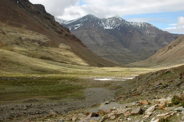 Green Valley Medicine Boeddha op de achtergrond van sneeuw bedekte mo — Stockfoto