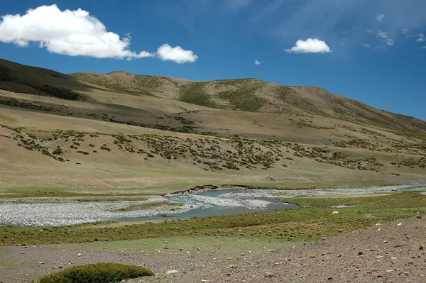 Tibetan landscape with a green Tibetan valley, hills against the — 스톡 사진