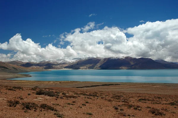 Lago azul Manasarovar en el Tíbet contra el cielo azul y las nubes , —  Fotos de Stock