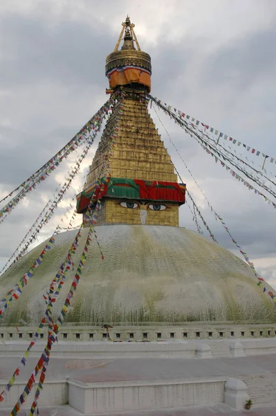 Bodnath stupa tegen de wolken in Nepal, Katmandu — Stockfoto