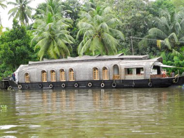 Kerala Kochi 'de park etmiş bir yüzen ev.