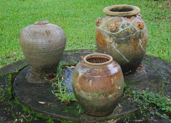 Três vasos de argila antiga em Kerala Kochi — Fotografia de Stock