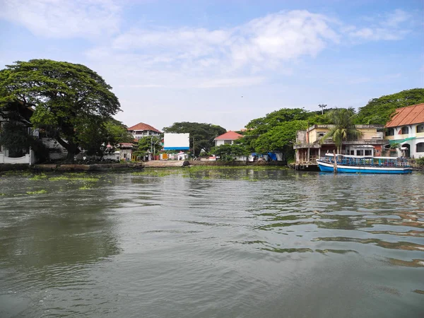 Bay in Fort Kochi met de veerpier, boot, tegen de backgro — Stockfoto