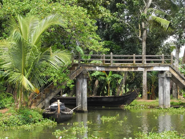 Barcos cerca de la orilla y el puente a las aguas de Kerala —  Fotos de Stock