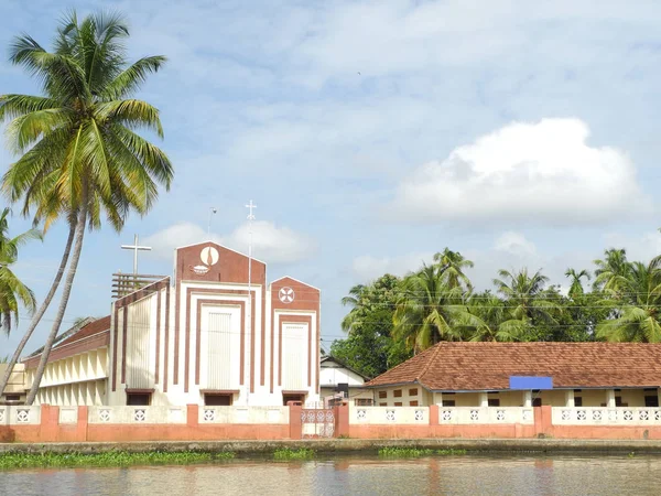 Christelijke katholieke kerk op de backwater kanaal in Kerala Koc — Stockfoto