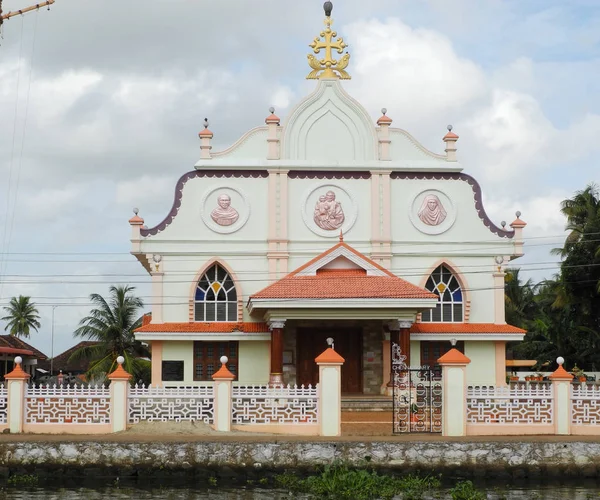Christelijke katholieke kerk op de backwater kanaal in Kerala Koc — Stockfoto