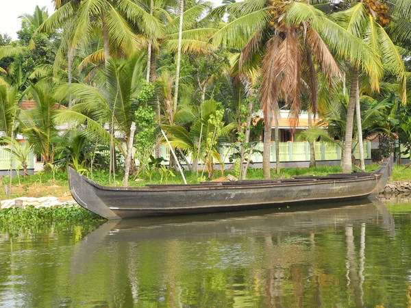 Hajó lehorgonyozva a holtágban Kerala, Kochi — Stock Fotó