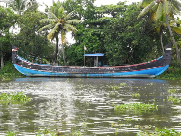 Boot verankerd op backwater � � in Kerala, Kochi — Stockfoto