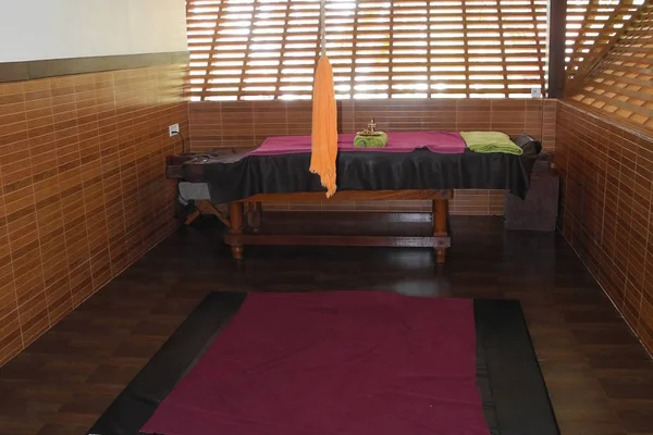 Massage table in Ayurveda, Kerala, Kochi — Stock Photo, Image