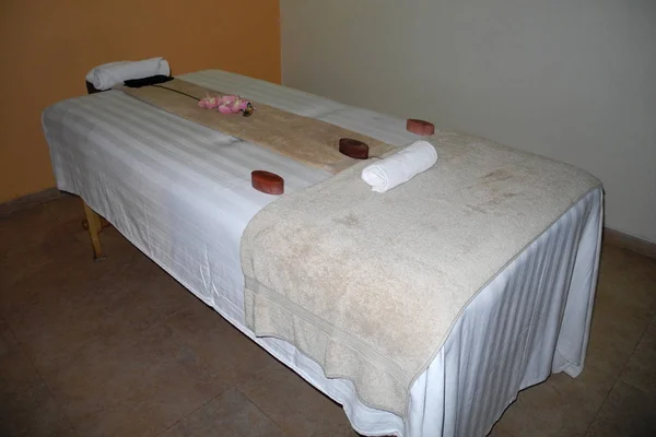 Table de massage pour le traitement ayurvédique et SPA, Kerala, Kochi — Photo